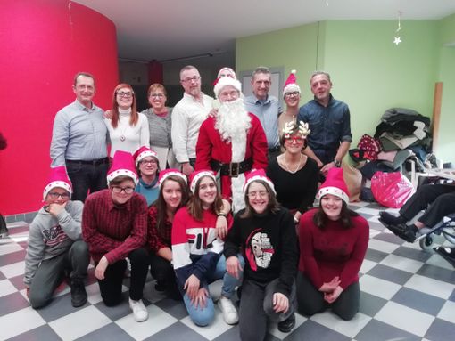 Il Comitato di quartiere Oltreferrovia con i ragazzi dell'Istituto Salesiano in visita agli ospiti della casa Cottolengo di Bra