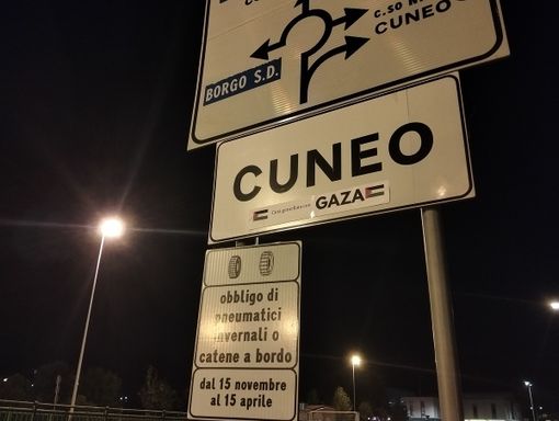 Cartelli recanti la scritta "Città gemellata con Gaza" in diverse città della provincia di Cuneo Cartelli recanti la scritta "Città gemellata con Gaza" in diverse città della provincia di Cuneo