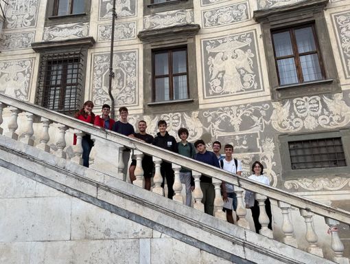 Gabriele Piazzo è il secondo da destra, insieme ai primi dieci studenti d'Italia al concorso di Biologia