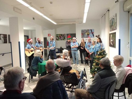 Gli scout cantano alla Casa di Riposo Ottolenghi: i desideri degli anziani diventano regali di Natale Gli scout cantano alla Casa di Riposo Ottolenghi: i desideri degli anziani diventano regali di Natale