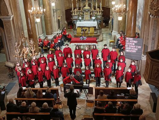 “Aspettando il Natale con gioia”: il concerto dei cori Envie de Chanter e J4Joy illumina la chiesa di San Marcellino