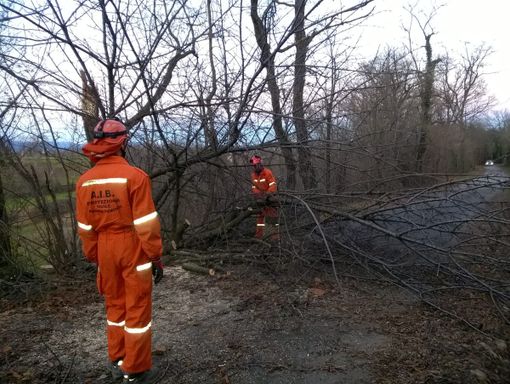I volontari della Protezione civile al lavoro, ieri (domenica) a Bagnolo Piemonte