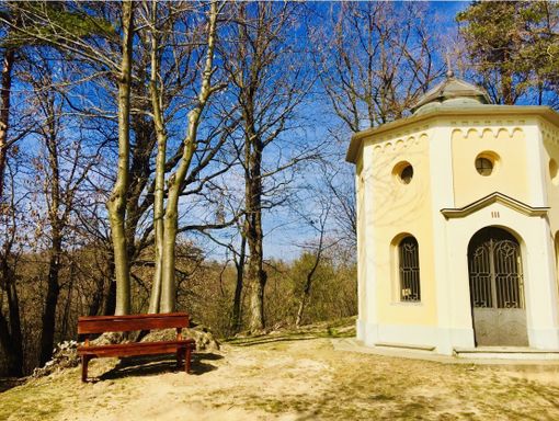 Il sacro monte dei Piloni di Montà si abbellisce con nuove panchine per i visitatori