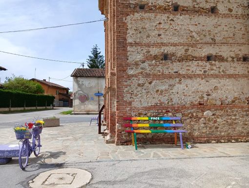 Piozzo si arricchisce con una nuova panchina dedicata alla pace [FOTO]