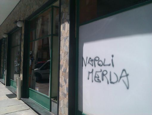 La scritta ingiuriosa sulla vetrina della Pizzeria di Nello Fierro La scritta ingiuriosa sulla vetrina della Pizzeria di Nello Fierro