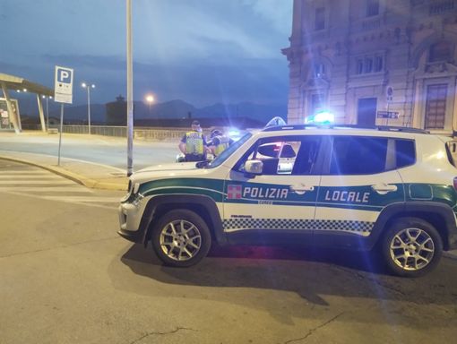 Scappa all'alt della polizia locale di Cuneo, fermato sulla bovesana: non aveva mai conseguito la patente