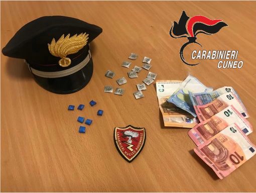 Nascondeva crack e rivotril: spacciatore arrestato dai carabinieri nel piazzale della Libertà a Cuneo