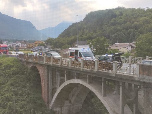 Tamponamento a Demonte all'altezza del semaforo: "vittime" due auto del Comune Tamponamento a Demonte all'altezza del semaforo: "vittime" due auto del Comune