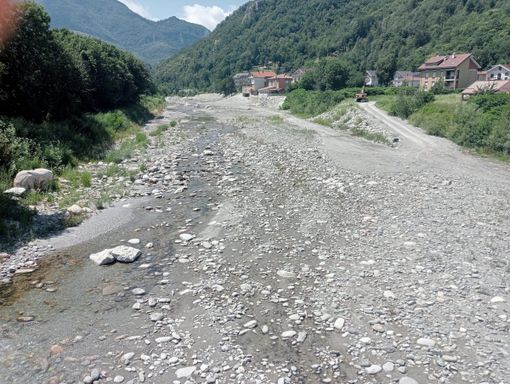Un tratto del fiume Tanaro in questi giorni Un tratto del fiume Tanaro in questi giorni