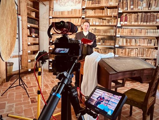 Monsignor Bodo durante le riprese - Foto Pietro Battisti Monsignor Bodo durante le riprese - Foto Pietro Battisti