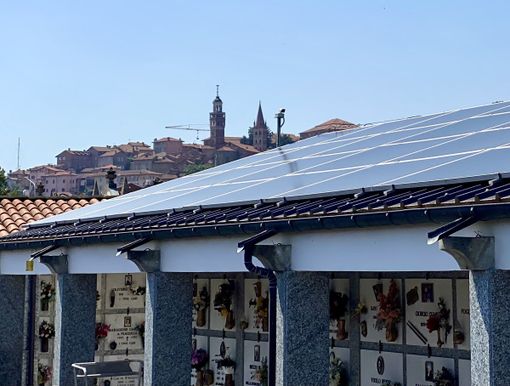 Saluzzo, il maxi impianto solare  sui tetti del cimitero produce quasi un quarto del fabbisogno di energia del comune