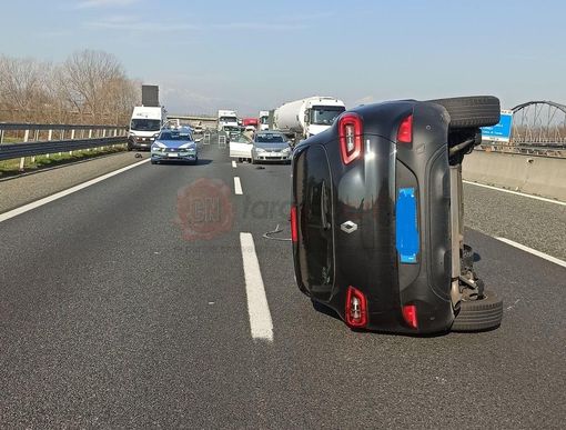 Incidente all'altezza di La Loggia: auto si ribalta, traffico paralizzato sulla tangenziale sud Incidente all'altezza di La Loggia: auto si ribalta, traffico paralizzato sulla tangenziale sud