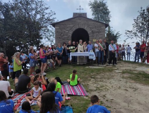 La messa alla cappella della croce del Mombracco con il parroco don Mariano Tallone, i sindaci di Envie Roberto Mellano e di Barge Ivo Beccaria