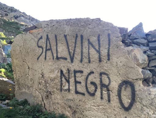 La scritta immortalata nel post del senatore Bergesio