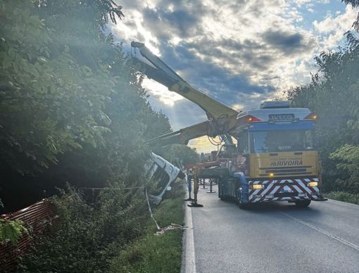 Le operazioni di recupero hanno coinvolto tra autogru Le operazioni di recupero hanno coinvolto tra autogru