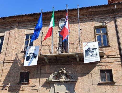 Saluzzo, le foto di Dalla Chiesa e Damiano sul municipio per la giornata che Libera dedica alle vittime della mafia Saluzzo, le foto di Dalla Chiesa e Damiano sul municipio per la giornata che Libera dedica alle vittime della mafia