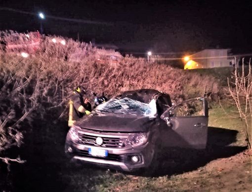 Il pick-up finito fuoristrada a Farigliano