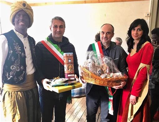 Da sinistra: il Moro, il sindaco di Ceres, il vicesindaco di Mondovì e la Bèla Monregaleisa Da sinistra: il Moro, il sindaco di Ceres, il vicesindaco di Mondovì e la Bèla Monregaleisa