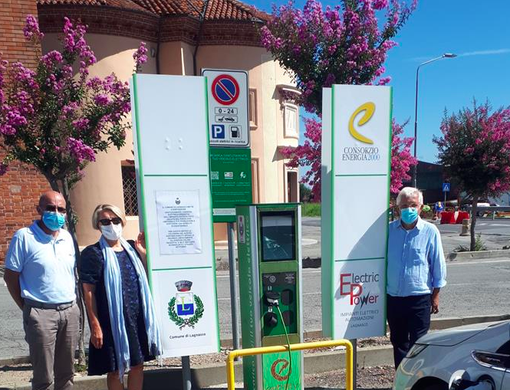 Ricarica gratuita con l'energia prodotta dal sole: a Lagnasco la convenzione sulla colonnina di ricarica per le autoelettriche