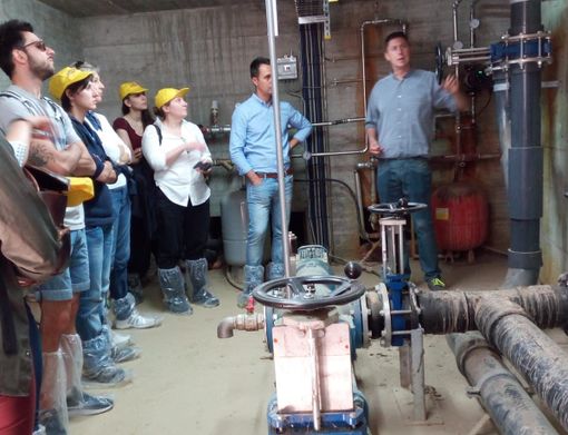 Gli studenti visitano l'azienda agricola della famiglia Demarchi Gli studenti visitano l'azienda agricola della famiglia Demarchi