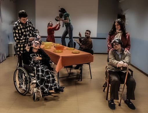 In foto una scena dello spettacolo "La sedia del nonno"