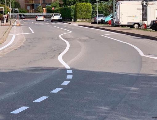 Cuneesi scatenati sulla nuova segnaletica orizzontale in via Pavese