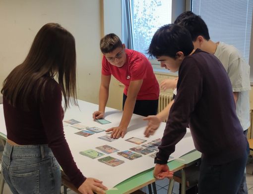 Attraverso un gioco di carte si ricercano le cause dei cambiamenti climatici Attraverso un gioco di carte si ricercano le cause dei cambiamenti climatici