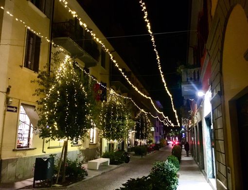 "Le luminarie albesi anticipano il Natale, mentre diverse vie della città sono al buio da mesi"