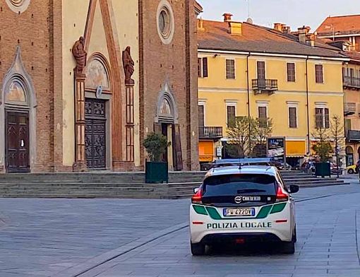 Una pattuglia della Polizia locale in corso Italia a Saluzzo