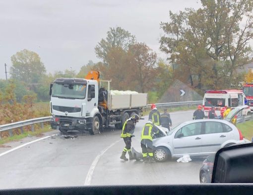 Auto si ribalta in curva a Mondovì: 21enne in codice rosso