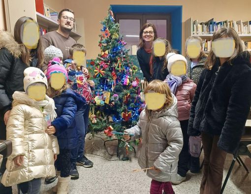Il sindaco di Rifreddo Elia Giordanino con Erika Mustazzo e i bambini che hanno realizzato l'albero di Natale della biblioteca comunale Il sindaco di Rifreddo Elia Giordanino con Erika Mustazzo e i bambini che hanno realizzato l'albero di Natale della biblioteca comunale