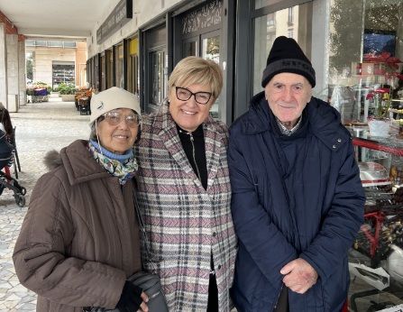 Donatella Garello in mezzo a Samo Modiano e a sua moglie Selma