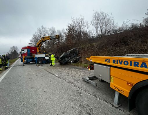 Trattore ribaltato sulla sp 206 a Bene Vagienna, sul posto carabinieri e vigili del fuoco