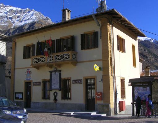 Il municipio di Sambuco (foto di F.Ceragioli - Wikimedia Common - Licenza CC-SA)