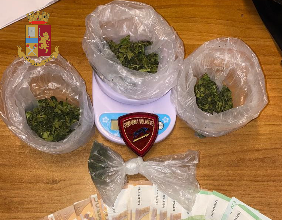 Stupefacenti e contanti sequestrati nell'alloggio narzolese dell'uomo Stupefacenti e contanti sequestrati nell'alloggio narzolese dell'uomo