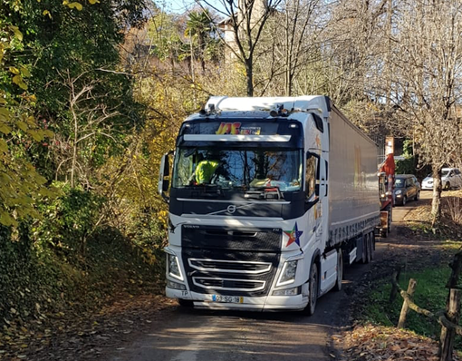 Svuotato il camion ancora bloccato sulla collina di Manta dopo una settimana: tir fermo in paese, ma liberato (VIDEO)