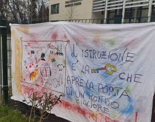 "La scuola è un diritto, apritela". A Mondovì striscioni e scritte colorate per dire no alla DAD (FOTO)