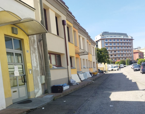 I materassi ammassati al Cpa di via Pola, lo scorso agosto