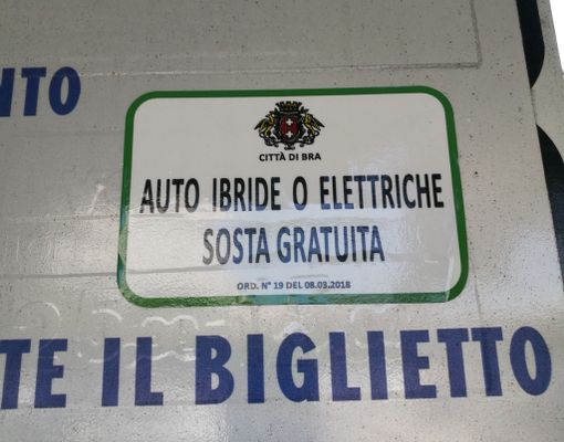 Il cartello che annuncia la sosta gratuita per auto elettriche o ibride Il cartello che annuncia la sosta gratuita per auto elettriche o ibride