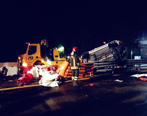 Auto si ribalta nella notte sulla tangenziale di Fossano
