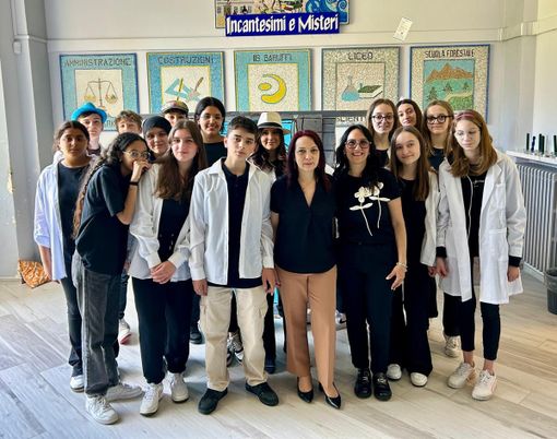 Studenti del Baruffi di Ceva portano in scena la commedia "Incantesimi e misteri"