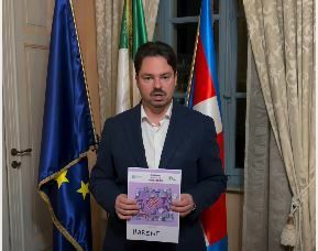 Alberto Deninotti sindaco di Marene con il riconoscimento di “Comune rifiuti free” di Legambiente