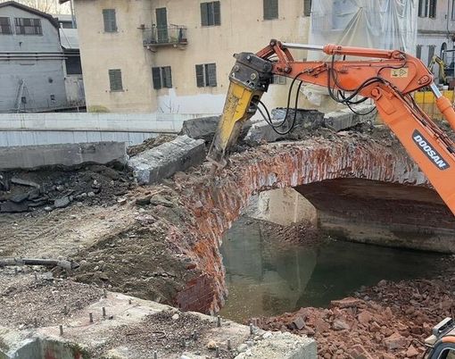 Il ponte ponte sul torrente Mellea a Savigliano in fase di abbattimento Il ponte ponte sul torrente Mellea a Savigliano in fase di abbattimento