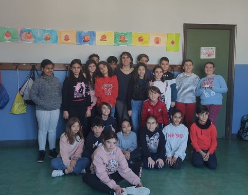 Gli alunni della classe quinta “D” della Scuola Primaria “E. Mosca” di Bra con la giornalista Silvia Gullino Gli alunni della classe quinta “D” della Scuola Primaria “E. Mosca” di Bra con la giornalista Silvia Gullino