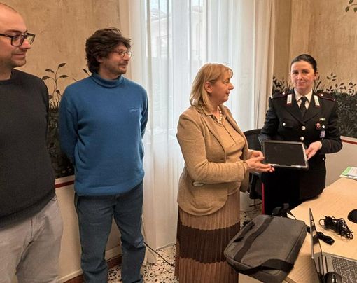 Saluzzo, caserma dei Carabinieri: la riconsegna dei Pc rubati alla dirigente del Soleri - Bertoni Alessandra Tugnoli