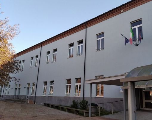 L'esterno della scuola secondaria Macrino di Alba L'esterno della scuola secondaria Macrino di Alba