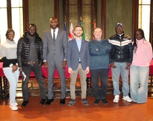 Un ponte tra comunità: l'incontro tra l'associazione dei Senegalesi di Bra, Alba, Roero e Langhe e il sindaco di Alba Un ponte tra comunità: l'incontro tra l'associazione dei Senegalesi di Bra, Alba, Roero e Langhe e il sindaco di Alba
