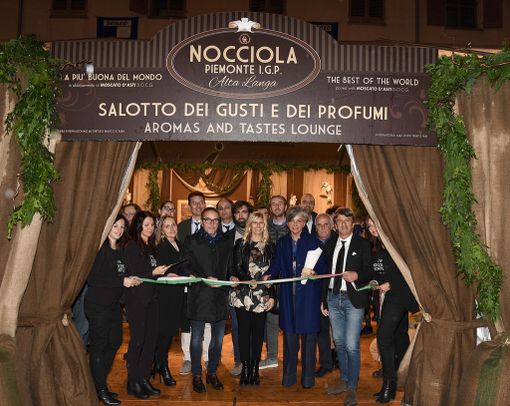 Paola Boggetto, preside dell'Istituto "Cillario Ferrero", riceve il riconoscimento dalle mani di Flavio Borgna, presidente Ente Fiera della Nocciola