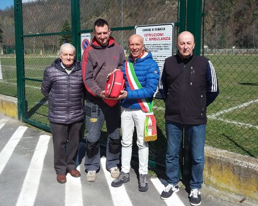 Venasca, consegnato un nuovo defibrillatore agli impianti sportivi