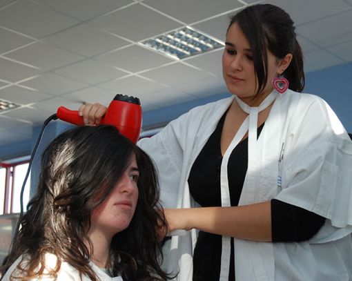 Una delle giovani che hanno frequentato il corso per “Operatore del Benessere Acconciatura” ed hanno presentato i “quadri viventi”, con i vertici del Cfp Cebano-Monregalese Una delle giovani che hanno frequentato il corso per “Operatore del Benessere Acconciatura” ed hanno presentato i “quadri viventi”, con i vertici del Cfp Cebano-Monregalese